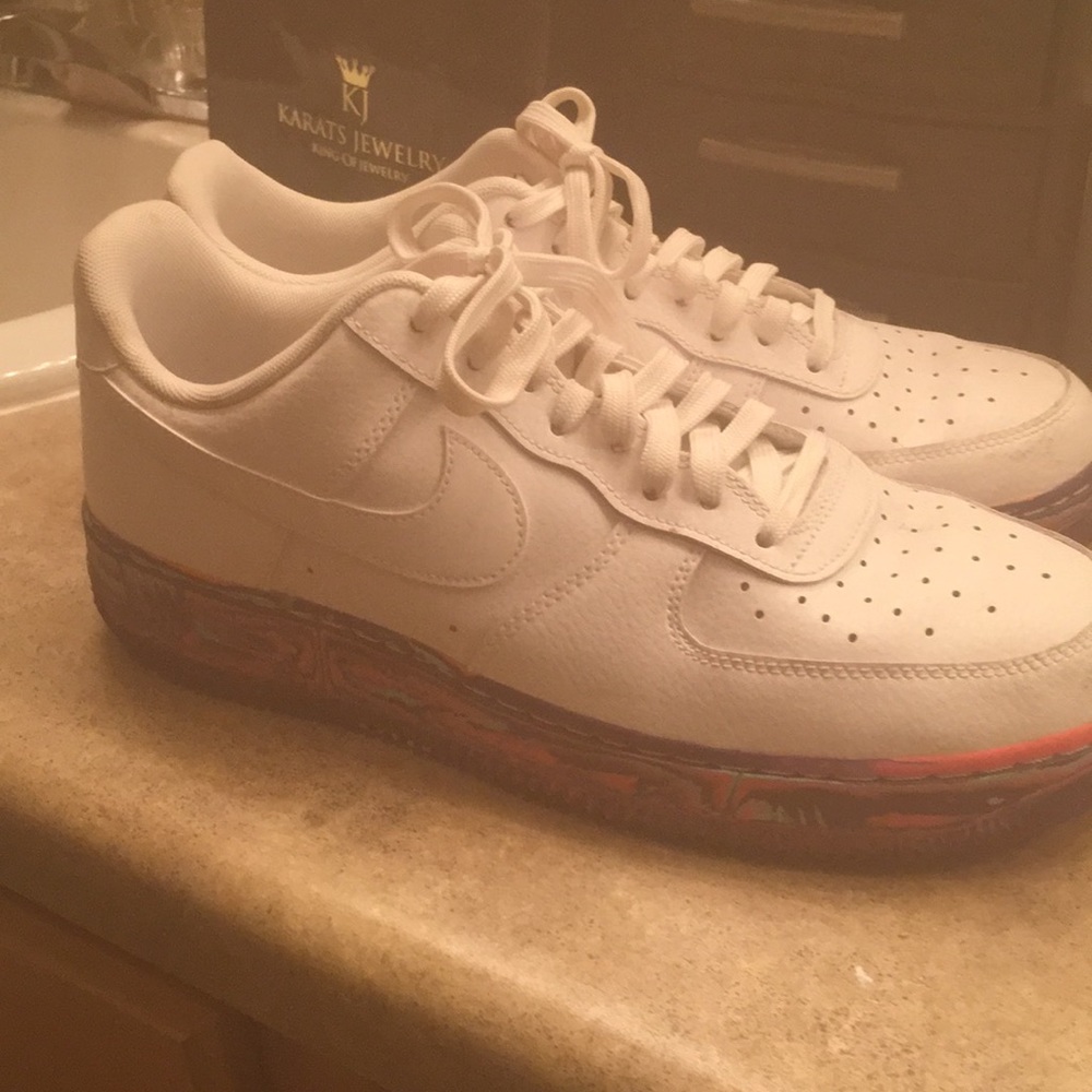 Tennis shoes